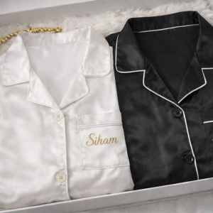 Coffret Couple – Pyjamas en satin brodés 💍